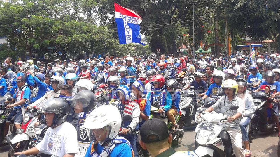 Aremania%20turun%20ke%20jalan%20rayakan%20kemenangan%20Arema%20Cronus%20di%20Piala%20Bhayangkara%202016.